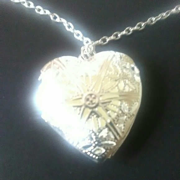 New Sparkling Glow In The Dark Heart Necklace - Picture 2 of 4